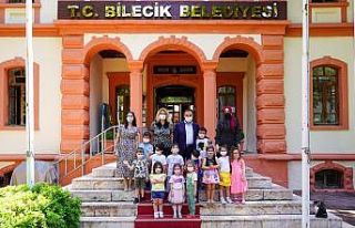 Minik öğrenciler çizdikleri resimleri başkan amcalarına...