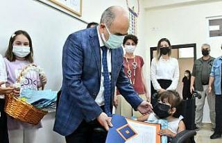 Minik öğrencilerin karneleri Vali Dağlı’dan