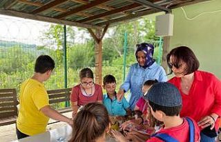 Minikler can dostlarını elleriyle beslediler