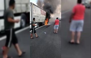 Mısır yüklü tır otobanda alev aldı