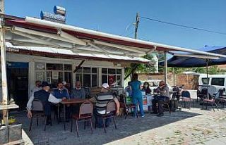 Mobil aşı ekipleri kahvehanelerde aşı yapıyor