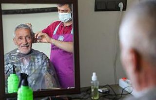 Mobil berber kırsalda ücretsiz tıraş ediyor