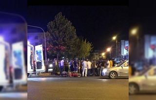 Motosiklet araca çarptı: 1 ölü