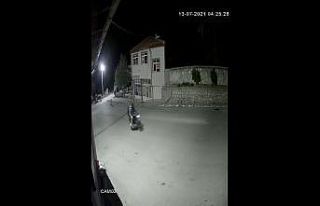 Motosiklet hırsızları güvenlik kamerasında
