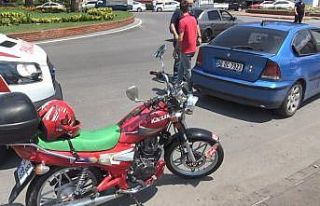 Motosiklet ile otomobil çarpıştı: 1 yaralı