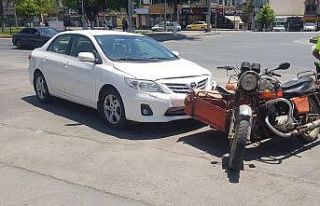 Motosiklet ile otomobil çarpıştı: 2 yaralı