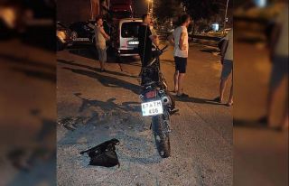 Motosiklet otomobile çarptı: 1 yaralı
