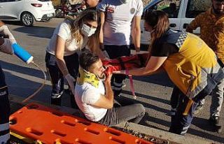 Motosiklet refüje çarptı: 2 yaralı