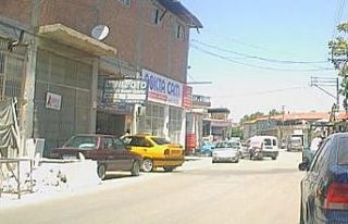 Motosiklet sürücüsü çarpıştığı aracın altında...