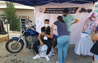 Motosiklet üzerinde aşı oldular