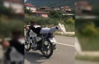 Motosiklet üzerine yatarak tehlikeli yolculuk