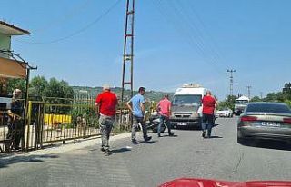 Motosiklet yol kenarındaki kamyonete çarptı: 1...