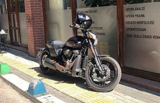Motosikletinin üzerine oturan gençleri uyardı,...