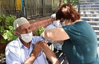 Muhtar ikna edince, Kovid-19 aşıları yapıldı