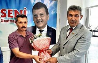 Muhtar Taş’tan gazetecilere çiçek