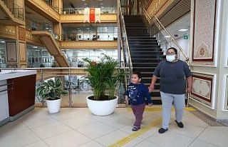 Mutluluğu bulduğu yerde oğluna şifa arıyor