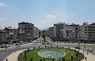Nazilli Belediyesi kavşak ve refüjleri bakıma aldı