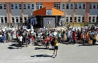 Nevşehir’de öğrenciler karne sevincini yaşadı