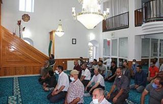 Normalleşme süreciyle camiler bayram namazında...