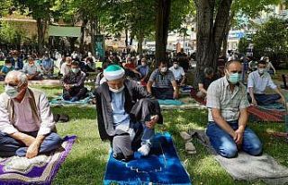 Normalleşmenin ilk cumasında vatandaşlar camilere...