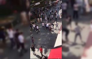 Öfkeli kadın eşini sokak ortasında darp eden genci...