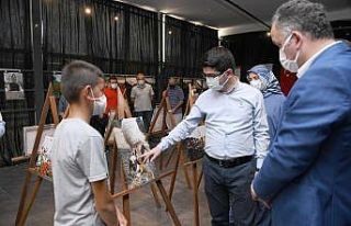 Öğrenciler, okullarının ihtiyaçlarını karşılamak...