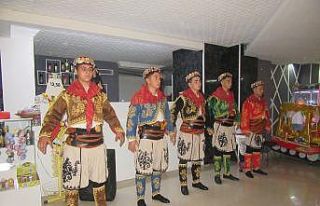 Öğrendikleri yöresel halk oyunlarını ailelerine...