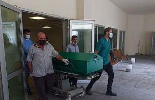 Oksijen tüpüne bağlıyken sigara içmek isteyince...