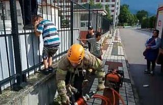 Okulun korkuluklarına sıkışan çocuğu itfaiye...