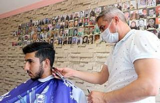 Ölen köylülerinin fotoğraflarını iş yerinin...