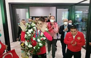 Olimpiyat üçüncüsü milli tekvandocu Hatice Kübra...