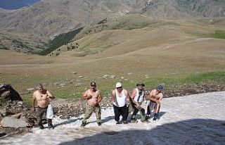 Oltulu doğa severlerin Temmuz ayında kar keyfi