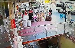 Önce etrafı kolladı, sonra kahve kutularını alıp...