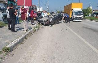 Önce minibüse çarptı sonra ters döndü