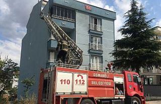 Osmaneli’de 4 katlı binada yangın