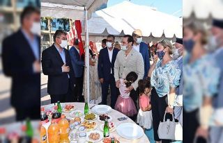 Osmaniye’de protokol üyeleri vatandaşlarla bayramlaştı