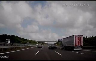 Otobanda dehşet anları...Makas atarken bir otobüs...