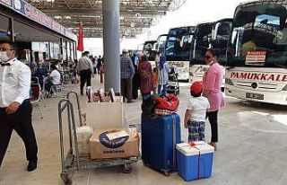 Otobüs terminalinde bayram yoğunluğu