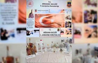 Otobüsteki yolcunun valizinden 2 şişe etil alkol...