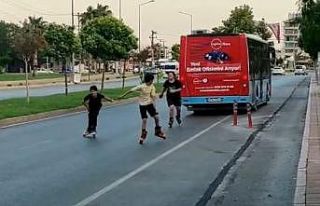 Otobüsün arkasında tehlikeli yolculuk otobüs şoförünün...