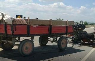 Otomobil buğday yüklü traktörle çarpıştı:...