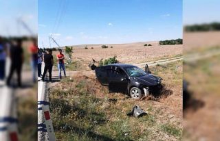 Otomobil elektrik direğine çarptı: 2 yaralı