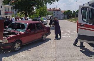 Otomobil elektrik direğine çarptı: 4 yaralı