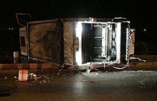 Otomobil ile çarpışan çöp kamyonu devrildi: 3...