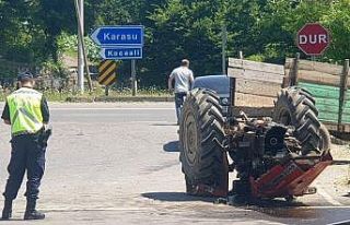 Otomobil ile çarpışan traktör ikiye ayrıldı:...