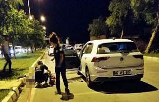Otomobil ile elektrikli bisiklet çarpıştı: 2 genç...