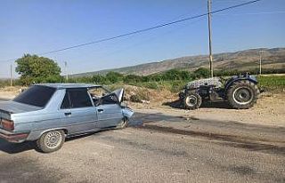 Otomobil ile traktör çarpıştı: 1 yaralı