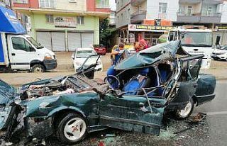 Otomobil ışıkta bekleyen araçlara çarptı: 1...