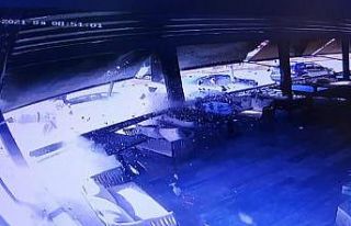 Otomobil kaldırımdaki yayaların arasına daldı