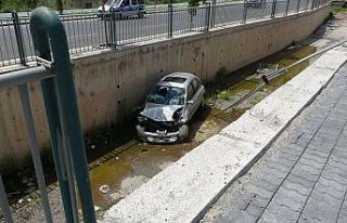 Otomobil kanala uçtu: 1 yaralı